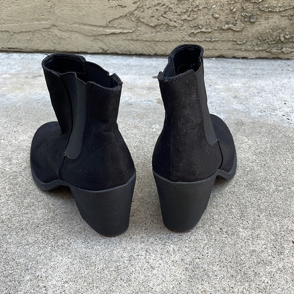 Black Small-Heeled Ankle Boots - Picture 4 of 6